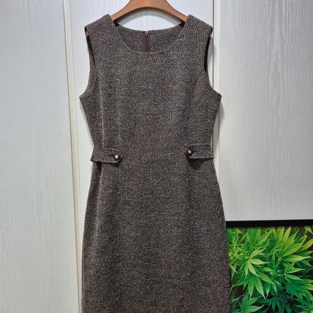 브라운 톤 슬리브리스 원피스