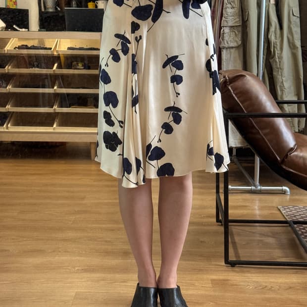 Armani collezioni 아르마니 새틴 플라워 패턴 미디스커트