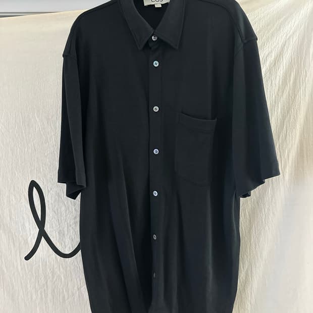 COS 블랙 반팔 셔츠 XL
