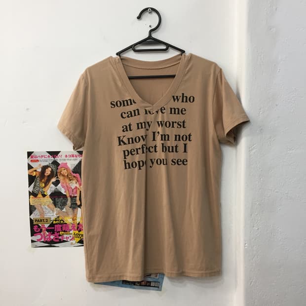 빈티지 스킨톤 레터링 v넥 티셔츠