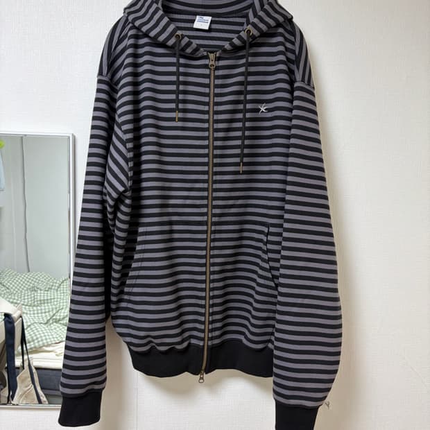 (L) 더콜디스트모먼트 스트라이프 후드집업 차콜블랙