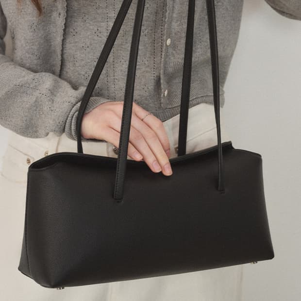 새상품 오스트카카 페블 숄더 블랙