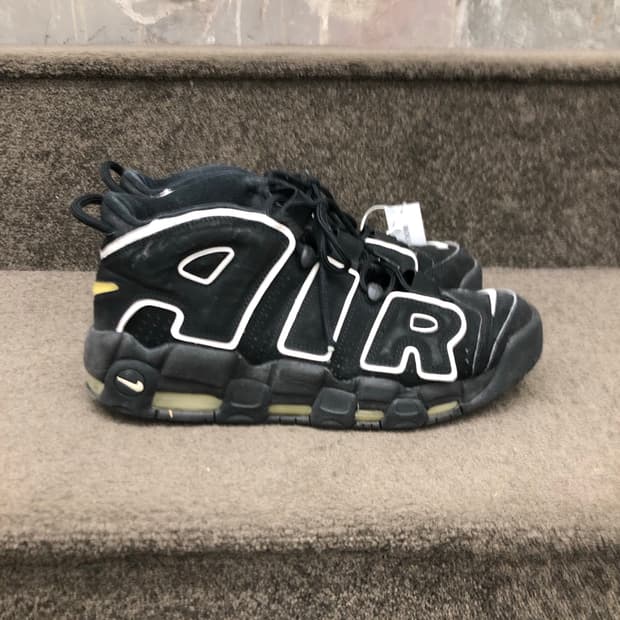 나이키 업템포 블랙