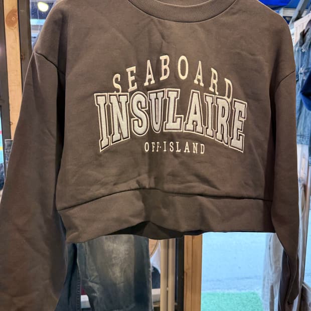 미쏘 차콜 레터링 크롭 맨투맨