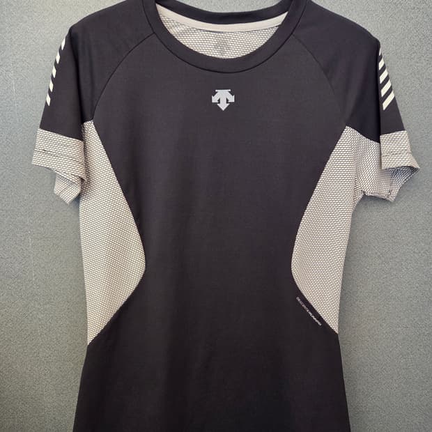 데상트 기능성반팔