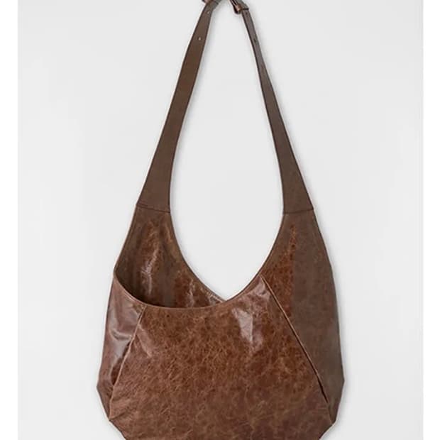 [1회 착용] coor 쿠어 하프 문 크로스 레더 토트백_원가 19.5