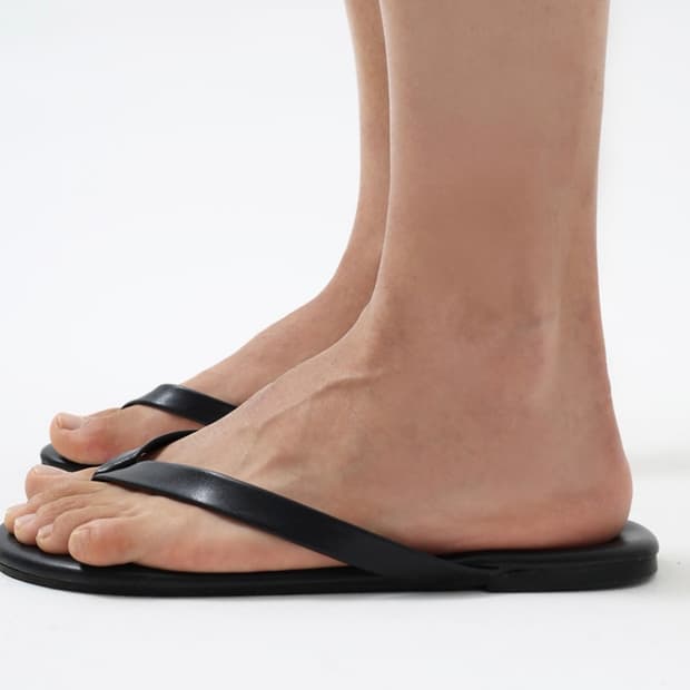 Round leather flip-flops