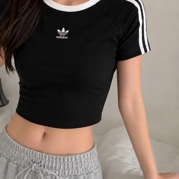 아디다스 크롭티