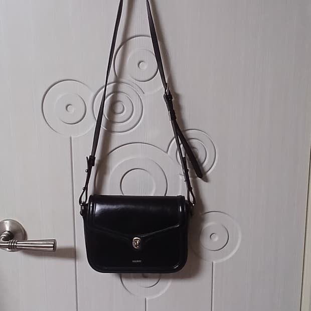 스퀘어라인 엠버 블랙 숄더백 