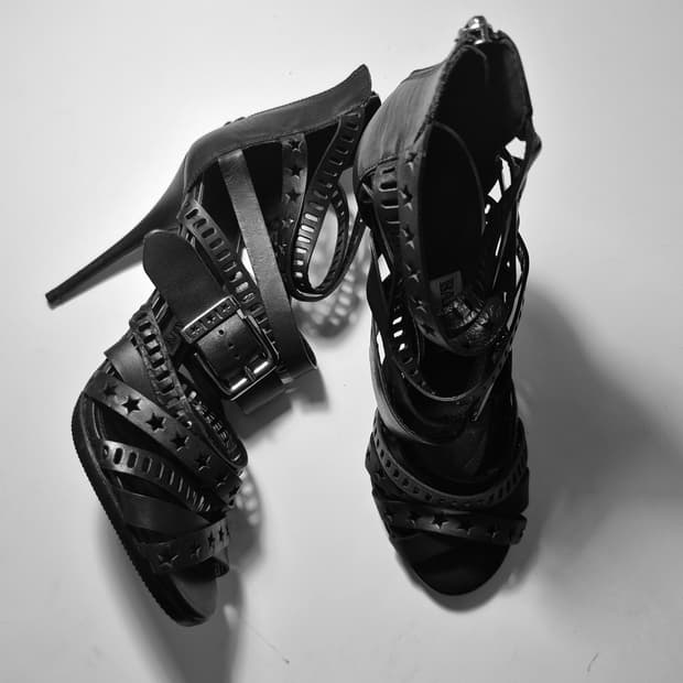 발망 레더 컷 케이지 스타 샌들