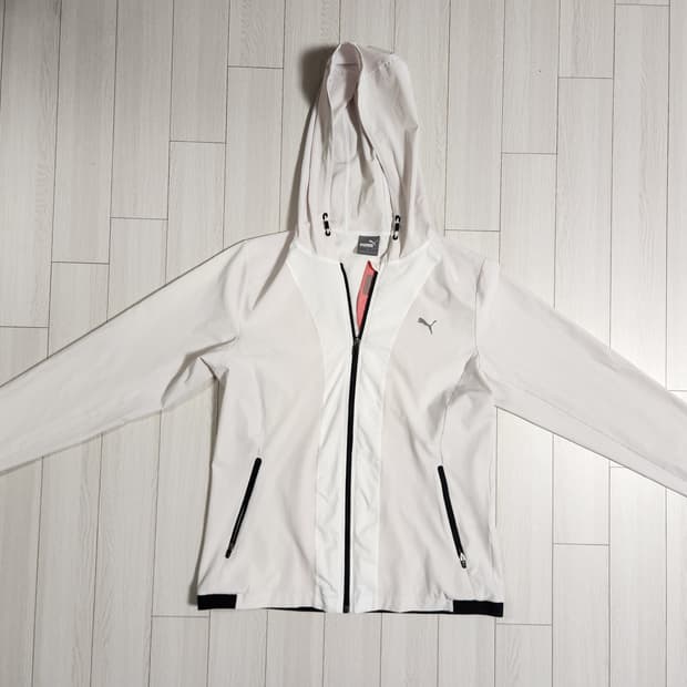 푸마 화이트 후드 집업 바람막이 사이즈xl(새상품급)

오염 하자없이 깨