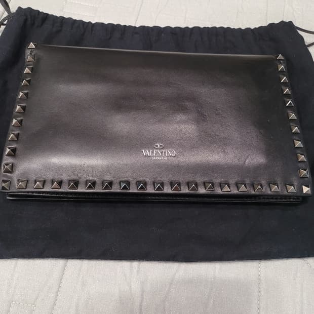 시크함의 대명사, 발렌티노 락스터드 엔벨로프 클러치(L) 내놓아요