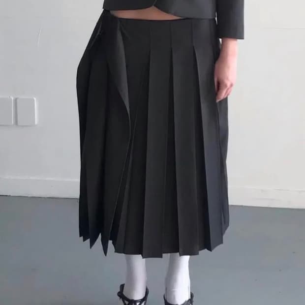 에옹쓰 오프비트 플리츠 스커트 그레이