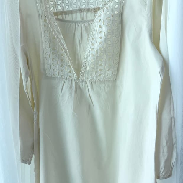 아이보리 리프컷팅 블라우스 모리걸