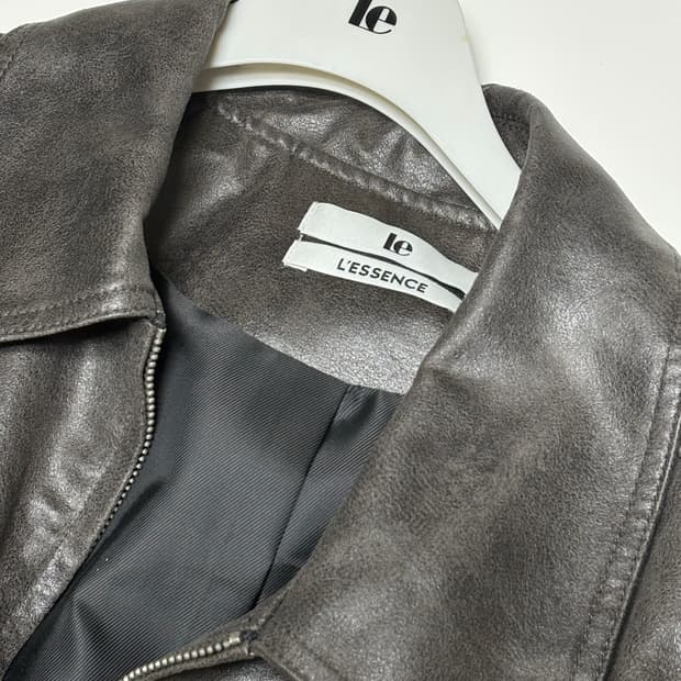 le 가죽 봄버
