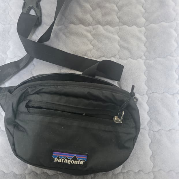 파타고니아 울트라라이트 블랙 홀 미니 힙팩 블랙