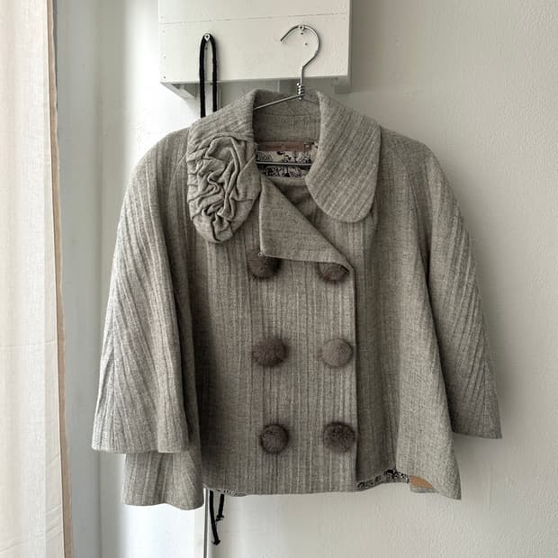 [Senada Theory] 플라워 코사지 & 폼폼 디테일 울 블렌드 코