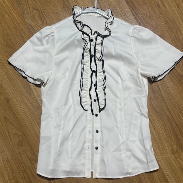 공겜여주 반소매블라우스