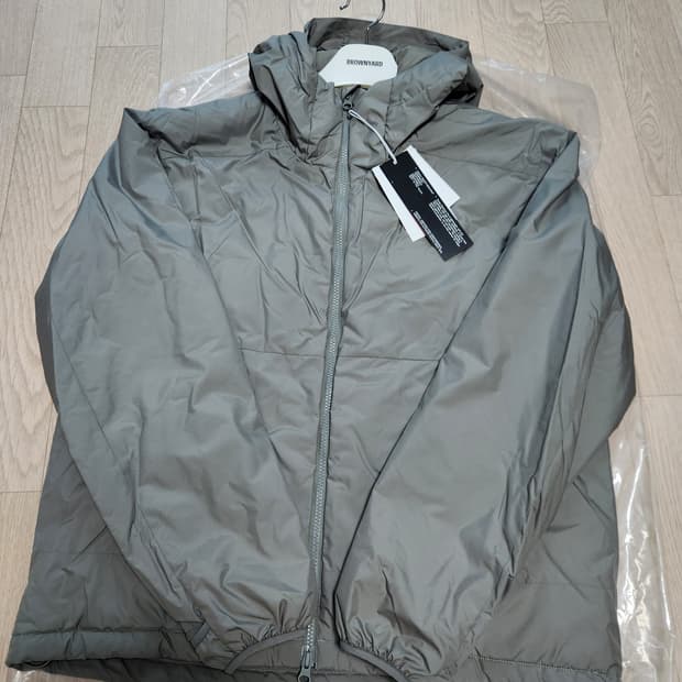 브라운야드 라이트 후디드 자켓
올리브 그레이 색상 4사이즈