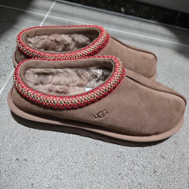 시그니처 스웨이드 타스만 슬리퍼 II 로키 오크 250