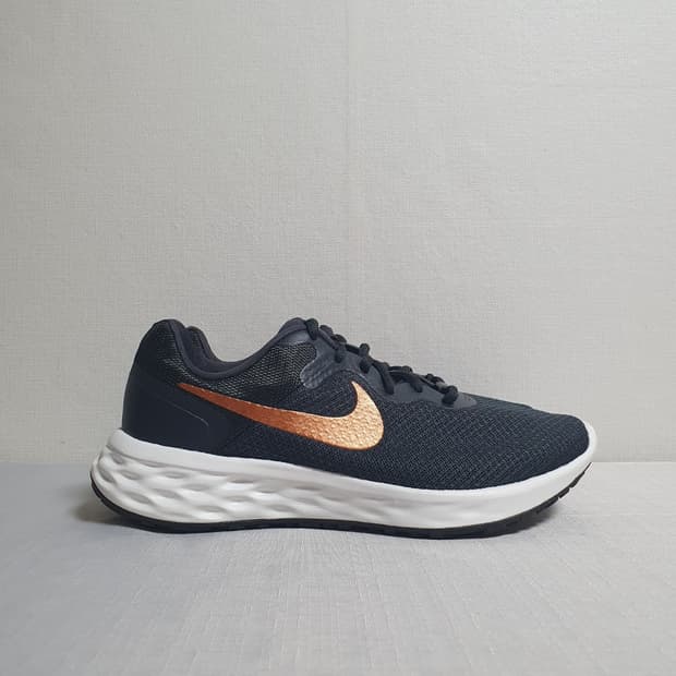 나이키 레볼루션6 다크스모크 그레이 NN 메탈릭코퍼 250mm