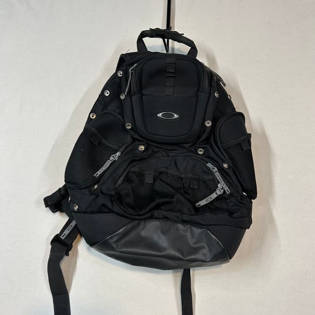OAKLEY 오클리 아이코닉 멀티 포켓 백팩