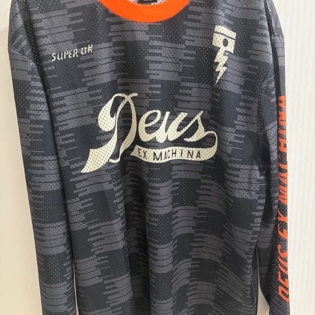 데우스 롱슬리브 