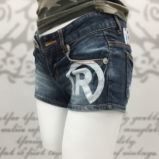 Denim lettering point low-rise shorts