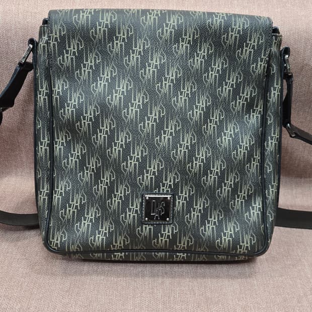 닥스 메신저백 모노그램 패턴 크로스백