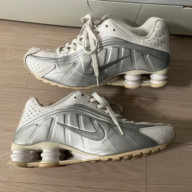 나이키 샥스 R4 화이트 메탈릭 실버 265