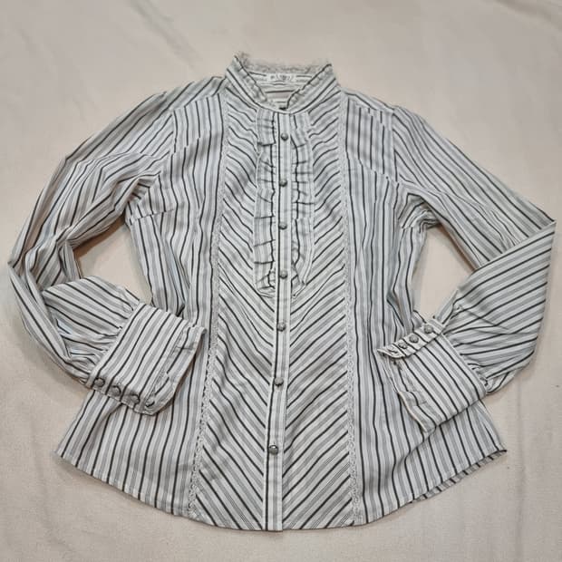 악세즈 팜므(axes femme) 스트라이프 프릴 블라우스