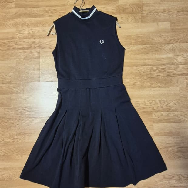 프레드페리 슬리브리스 플리츠 원피스