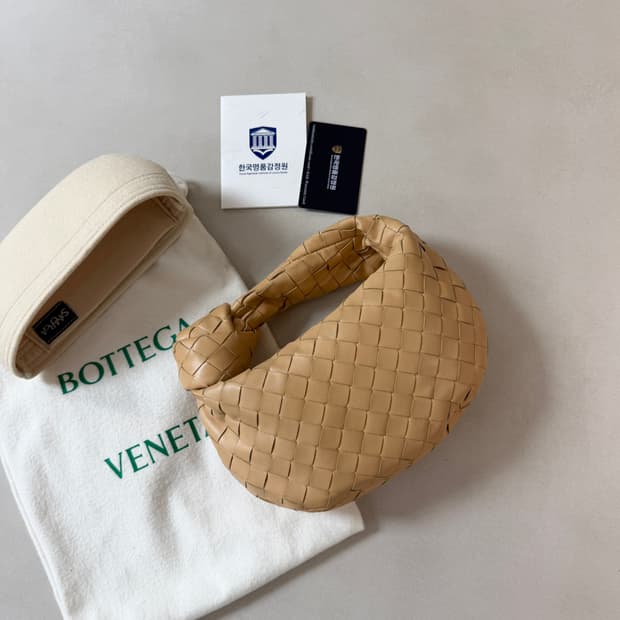 정품 보테가 베네타 조디백 미니 아몬드 