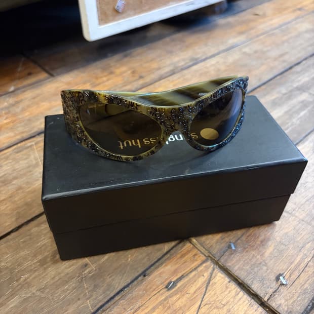 Anna Sui 안나수이 엠보싱 캣아이 선글라스