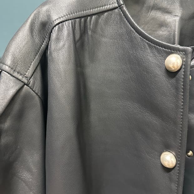 짙은 차콜 양가죽 진주단추 라운드넥 자켓