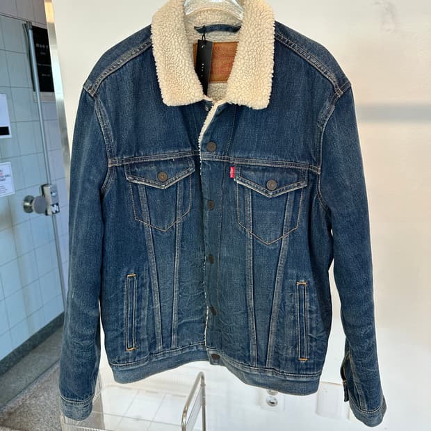 Levi’s heavy weight trucker