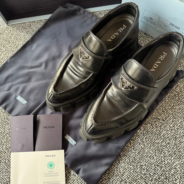 프라다 브러시드 로퍼