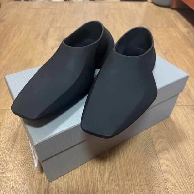 발렌시아가 스페이스 슈 42