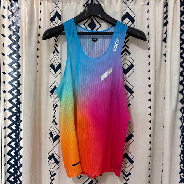 소어 러닝 맨즈 프린티드 테크 싱글렛 레인보우