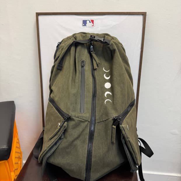 NYXX 자수 스냅 백팩 카키그레이