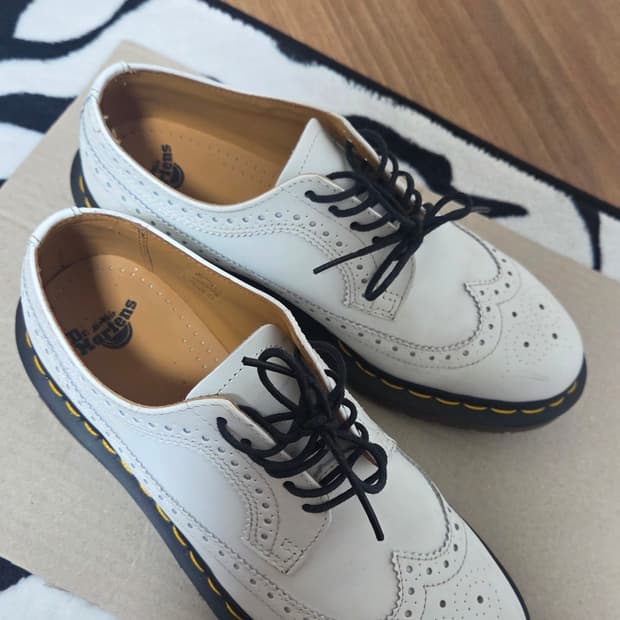 닥터마틴 윙팁 레더 화이트.