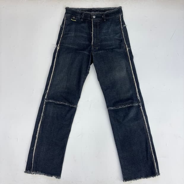 디젤(DIESEL) 데미지드 심 디테일 데님 팬츠