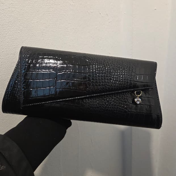 블랙 에나멜 소가죽 크로커 클러치백