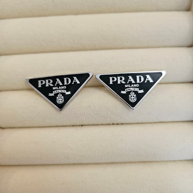 프라다 업사이클링 삼각로고 귀걸이 블랙