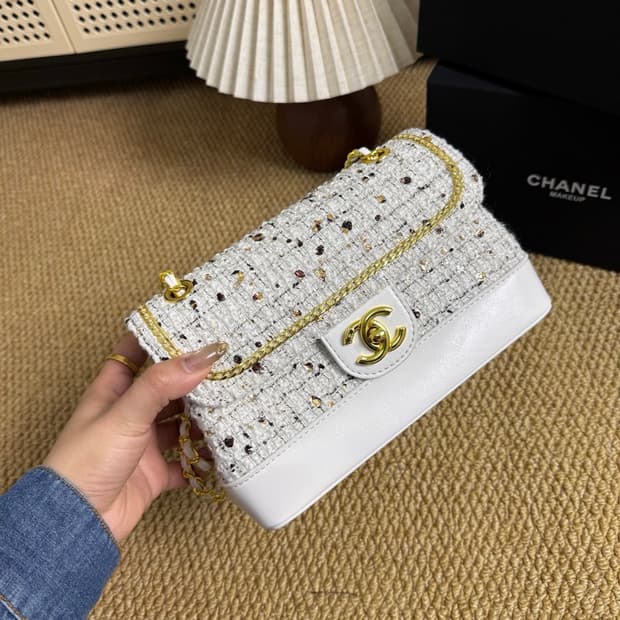 샤넬VIC 리미티드 러프 트위드 플립 커버백 화이트
Chanel Roug