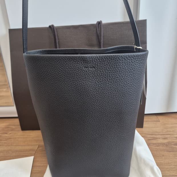 더로우 파크백 미듐 블랙 판매 (국내매장 구입)