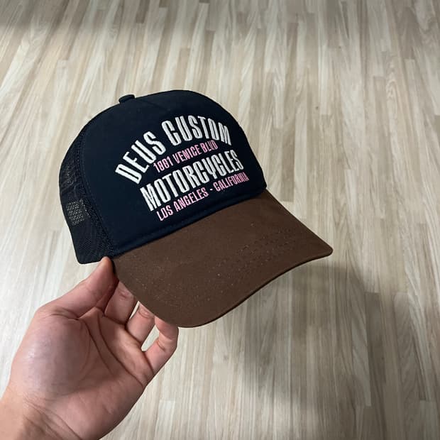 데우스 엑스 마키나 모자