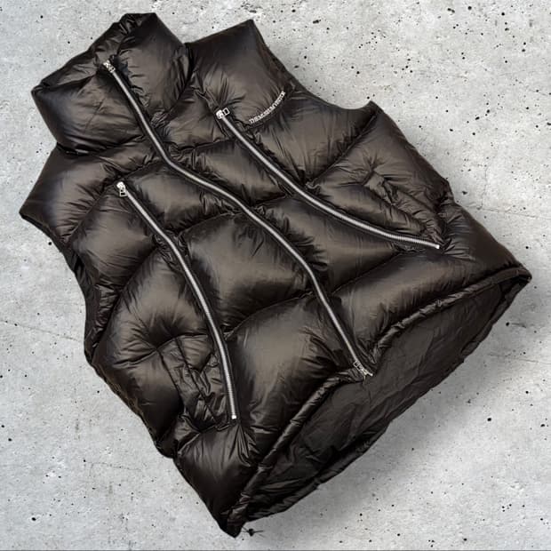 [L] 더뮤지엄비지터 블랙 패딩 조끼 B612