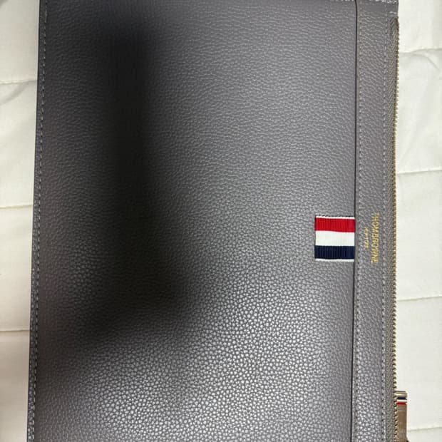 톰브라운 페블 클러치