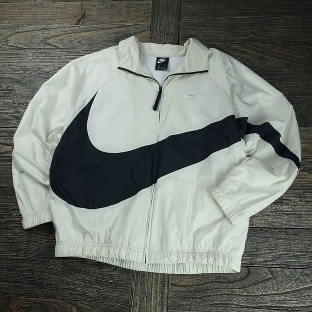 [나이키] 빅 스우시 오버사이즈 바람막이 자켓 아이보리 M19005
